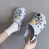 Tamancos femininos com solas grossas antiderrapantes, design fofo de desenho animado, populares online, adequados para casais, enfermeiras, praia, sandálias fechadas para mulheres, calçados de verão para atividades ao ar livre