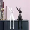Adornos de conejo blanco y negro lindos con orejas largas modelo habitación sala de estar al lado del mueble de TV mueble de vino estantería decoraciones-
