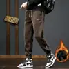Pantalones deportivos tipo jogger de pana para hombre, estilo Hong Kong, nuevos para otoño e invierno, con forro polar y engrosados, pantalones largos casuales versátiles
