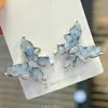 """Borboleta de Amor em um Sonho"" É um Conjunto de Brincos de Borboleta Azul Creme de Pérolas Artificiais Que São Perfeitos para o Verão, com Acessórios de Orelha de Franja Super Feéricos"