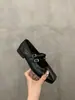 Sapatos Mary Jane femininos prateados baixos estilo francês, novos de verão de 2024, bico quadrado, sapatos pequenos de couro suaves estilo coreano