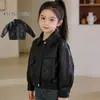 Fábrica de origen ropa exterior para niños nueva colección primavera y otoño estilo genial de motocicleta chaqueta de cuero MDD con solapa grande y cremallera para niñas 202