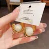 Aretes de Metal Bañados en Oro Real de 18 Quilates, Perlas Metálicas de Alto Brillo, Forma de C, Personalizables, Lujo Accesible, Moda Simple, Aretes de Alta Calidad, Venta al por Mayor