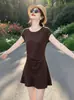 Elegante vestido corto de manga corta estilo francés en color marrón que ciñe la cintura para mujer, nuevo modelo de verano 2026, ajustado y deslumbrante vestido mini de cola de pez para mujeres petite