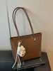 Bolsa tote feminina casual retrô de design requintado estilo coreano 2026 cor sólida com pingente nova moda tendência de ombro único