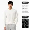 Suéter de malha canelada com gola redonda estilo Old Money para homens, apresentando um design texturizado e tridimensional, mangas compridas e adequado para usar em camadas no outono e inverno.