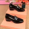 Zapatos de tacón medio para mujer más vendidos 2026 Otoño Nuevo estilo Punta cuadrada Charol Brillante Slip-on Para mediana edad Tacón grueso Corte profundo Zapatos de una sola pieza Mujer