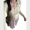 Suéter de tricô amarelo claro com decote em U estilo feminino 2025 primavera/outono design único de botões estilo desejo puro blusa básica feminina de manga longa
