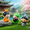 Paisagem em miniatura apresentando figuras adoráveis de Liu, Guan e Zhang do Juramento do Jardim de Pessegueiros, perfeito como decorações DIY para casas de bonecas e pequenos enfeites