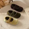 Nova coleção de outono: sapatos Mary Jane de veludo para meninas, sapatilhas macias de sola macia para princesas, sapatos retrô de vovó para crianças, sapatos pequenos de couro