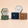 Caja de Joyería Hexagonal de Alta Gama con Tapa y Base Afelpada Caja de Empaque para Anillos y Colgantes Fabricante Multicolor En Stock Venta al por Mayor