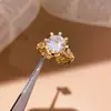 Anel Aberto Redondo de Zircônia Banhado a Ouro Real 14K Anel Versátil de Dedo Indicador Estilo Retro Luxo Leve Toque de Nicho High-End Joia para Mão