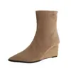 Botas de tornozelo de camurça de alta qualidade na cor damasco com bico fino e salto plataforma, zíper traseiro, botas que afinam, mostram silhueta fina, Botas de tornozelo femininas Outono/Inverno 2026