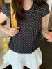 Camisa retro de estilo coreano inspirada en la universidad con lunares y cuello de muñeca de manga corta para mujer, un top de verano holgado y versátil que crea un efecto adelgazante