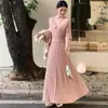 Traje de punto estilo francés con cinturón suave para mujer, conjunto de dos piezas con top de manga larga y falda, otoño 2026, gris y rosa