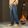 Venta al por mayor transfronteriza de jeans para hombre, pantalones largos casuales de pierna recta holgada estilo americano de pierna ancha con forro polar y cintura elástica para invierno