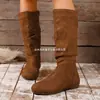 Botas western longas populares de camurça plissada vintage de fundo plano, caimento solto, imitação de botas, atacado, tamanhos grandes