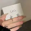 Brincos de Estrela de Quatro Pontas Pequenos e Delicados Estilo Coreano para Mulheres, Design Doce e Cool, Simples Elegante, Versátil, Brincos de Luxo Leve e de Alta Qualidade