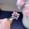 El Anillo de Rubí Natural es una Fina Plata S925 Finamente Incrustada con Artesanía Galvanizada de 18K Piedra Principal de 4 mm