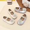 Zapatos Mary Jane de Cuero con Perlas, Fuegos Artificiales y Pedrería para Niñas, Nuevo Estilo Coreano Versátil, Suela Suave, Zapatos de Una Sola Pieza, Primavera/Verano 2026
