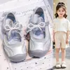 Sapatos de Malha de Verão para Meninas Novos 2026 Sandálias Fechadas para Crianças Sapatos de Malha Respiráveis Vazados para Bebês Sapatos Doces para Estudantes