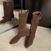 Botas de cowboy western estilosas e retrô com bico fino e fivela para mulheres, novas botas longas 2026 para afinar as pernas largas para mulheres