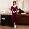Vestido de Noche de Novia de Terciopelo Borgoña con Mangas Largas, Elegante y Sofisticado Vestido Petite de Graduación Compromiso