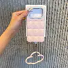 Funda de teléfono tridimensional con estampado de nubes, volantes florales y lunares pequeños, con asa en forma de nube y correa para colgar, adecuada para fundas de teléfono Apple 18/17