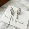 Brincos Assimétricos de Borboleta com Franjas de Luxo Leve, Brincos de Nicho de Alta Qualidade para Mulheres, Design Doce, Brincos Modernos com Pino de Prata