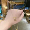 Colar Feminino Tendência 2024 com Pingente de Strass Cintura Fina, Design de Nicho Micro-Incrustado, Corrente Versátil para Clavícula