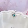 Brincos de Tarraxa Flor Cruzada com Zircônia Cravejada de Diamantes, Aço Titânio Médico 316L Brincos de Coração Cruzado Vazado para Mulheres, Estilosos e Versáteis