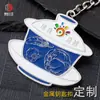 Llavero de Metal con Porcelana Azul y Blanca Logo Personalizado Aleación de Zinc Esmalte Colgante Pequeño Regalo de Negocio Cultural y Creativo con Grabado