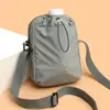 Bolsa Transversal Multifuncional Elegante e Simples para Copo de Água Nova Coleção Verão 2025 Bolsa para Casal Bolsa de Ombro Portátil para Viagem