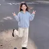 Conjunto de Dos Piezas para Niñas: Sudadera con Capucha de Manga Larga Estilo Universitario 2026 y Pantalones Casuales de Color Sólido (Niños de mediana edad y mayores) - Versión coreana