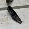 Textura tramada retrô estilo francês, bico quadrado pequeno, sapatilhas de boca rasa, sapatos de trabalho femininos, elegantes e sofisticados, com um delicado salto fino