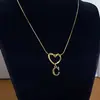 Collar de Acero de Titanio con Colgante de Corazón de Gama Alta y 26 Letras Inglesas para Mujer, Cadena para Clavícula con Apellido, Nicho de Lujo Ligero, Celebridad de Internet para Mejor Amiga