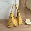 Bolso de hombro para mujer estilo coreano transfronterizo estilo universitario, bolso tote casual nuevo con diseño calado, bolso simple de gran capacidad para el día a día, para llevar debajo del brazo