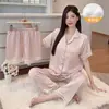 Conjunto de Pijama Feminino de Verão em Seda Gelada Fresco com Manga Curta Três Peças 2026 Novo Estilo Inspirado em Chanel em Seda Gelada com Bojos Roupão