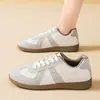 Tênis de Treino Alemão Feminino 2026 Primavera/Verão Novos Sapatos Brancos Respiráveis para Mulheres Versátil de Fundo Plano Esportivo Casual Board Shoes para Mulheres D02