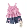 Conjunto de verano estilo europeo y americano transfronterizo: Camisola de rayas rosas con detalle de lazo y shorts de mezclilla, al por mayor para niños