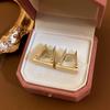 Pendientes de botón trapezoidales en forma de L con forma de aguja de plata galvanizada en oro auténtico, pendientes de lujo ligeros de moda de Corea del Sur, pendientes de anillo lisos de estilo metálico.