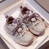 Zapatos de Papá para Niñas Primavera y Otoño 2025 Nuevos Zapatos Deportivos de Malla Transpirable para Niños Zapatos Casuales de Dibujos Animados Zapatos de Correr para Niños