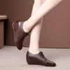 Novo Estilo Primavera e Outono 2026 Sapatos para Mães Salto Plataforma Bico Redondo Estilo Retrô Confortáveis Versão Coreana Aumentam a Altura Sapatos de Couro para Mulheres Uso Diário