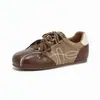 Zapatillas de entrenamiento alemanas de cuero suave en bloques de color con suela gruesa para mujer, nuevo estilo de otoño de moda con doble cordón, zapatillas casuales versátiles y que estilizan el pie