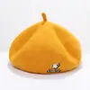 Boina de Lana para Mujer de Otoño e Invierno Bordado de Dibujos Animados Dulce y Linda Gorra de Pintor Gorro de Calabaza Literario Venta al por Mayor