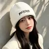 Moda Otoño Invierno Versátil Nuevo Estilo Adelgazante Facial Letra Moda Gorro de Punto Viaje Cálido Protección Auditiva Gorro de Lana Bordado Mujer