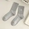 Meias de Algodão Femininas Outono Novo Estilo Japonês e Coreano Gato Bordado Desenho Animado Xadrez, Meias Esportivas Estilo College, Meias Versáteis de Cano Médio