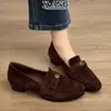 Sapatos Femininos de Couro Estilo Retrô Salto Grosso 2026 Primavera Novos Mocassins Slip-On Sapatos Preguiçosos Sapatos de Salto Baixo