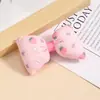 Estilo Dulce Patrón de Fresa Pasador con Lazo Lazo para el Cabello Cuerda para el Cabello Bolso Calcetines Bufanda Ropa para Muñecas Accesorios Venta al por Mayor