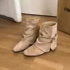 Fivela de Cinto Retro OJRZ Botas de Cano Curto Plissadas 2026 Aumento de Altura Oculto Feminino Botas Versáteis Emagrecedoras Outono Inverno Botas Cavaleiro Maillard